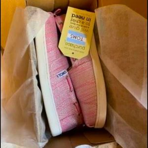 TOMS-youth size 4. BRAND NEW.